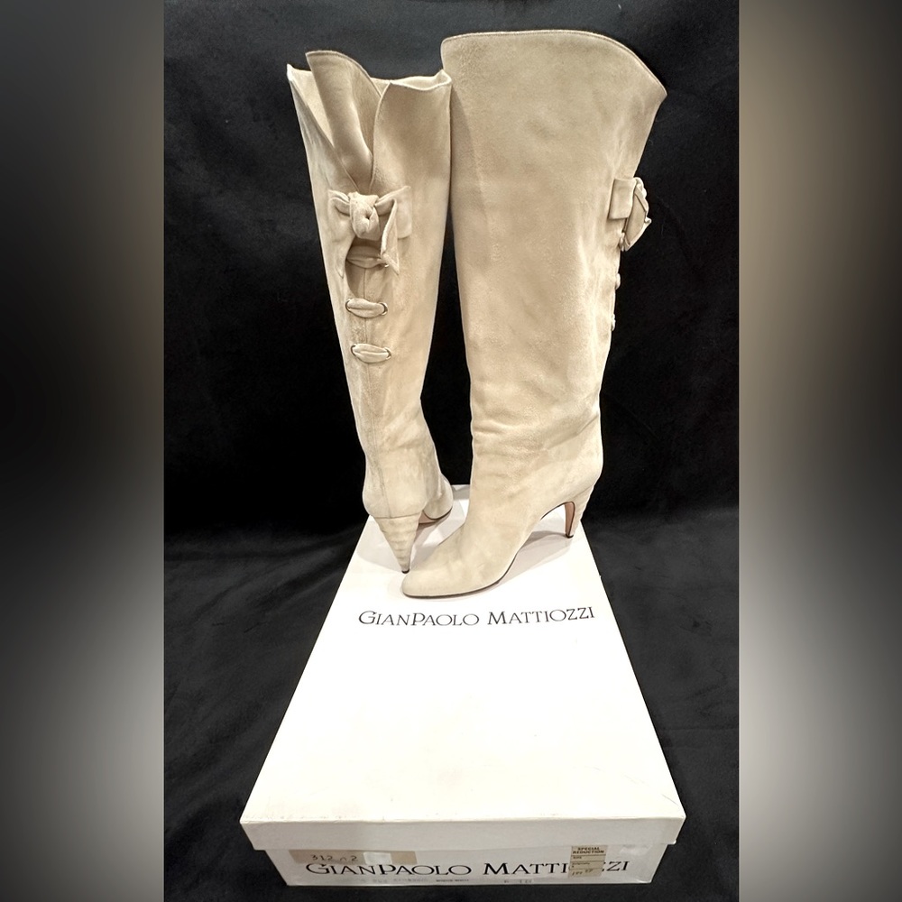 RARE Women’s GianPaolo Mattiozzi Off White Suede Boot Lace Bow Ribbed Heel Sz 10